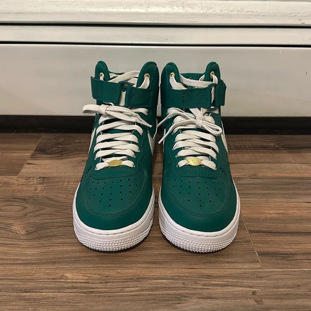 Nike high top green air forces. Size 8.5. Never worn